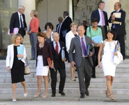 Los ministros franceses conversan tras finalizar la reunión semanal del Consejo de Ministros en el Palacio del Elíseo en París (Francia) ayer miércoles 29 de agosto de 2012.