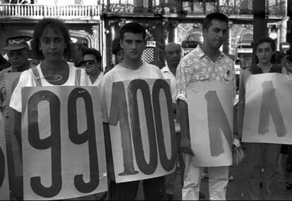 Miembros de la asociación pacifista Gesto por la Paz muestran en Bilbao en agosto de 1995 los números del 1 al 100, para protestar por los 100 días de secuestro en manos de ETA del empresario José María Aldaya.
