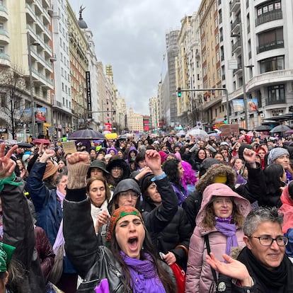 Participantes en la manifestación del 8M en Madrid corean consignas ya cerca del final de la marcha en la Plaza de España.