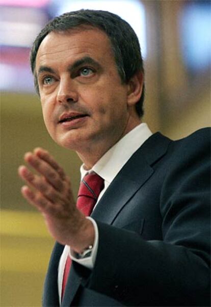 El presidente del Gobierno, José Luis Rodríguez Zapatero, durante su intervención en el pleno del Congreso.