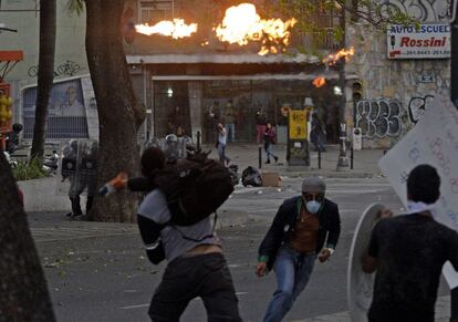 Activistas antigubernamentales se enfrentan a la polica durante las protestas contra el gobierno de Maduro, en Caracas.