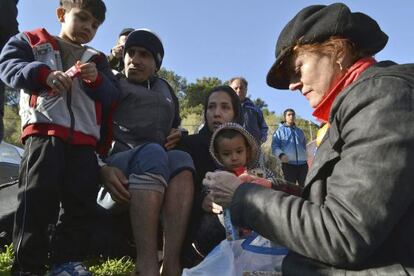 La actriz estadounidense Susan Sarandon reparte alimentos entre los refugiados en la isla Lesbos, Grecia.