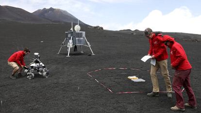 Cientificos probando robots en el Etna, en Italia, en una imagen tomada el 2 de julio.