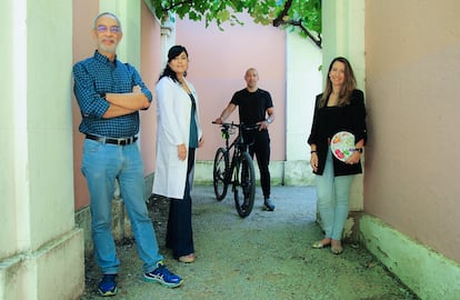 De izquierda a derecha: Pedro Pareles, paciente con diabetes tipo 2; Gely Álvarez, enfermera; Pablo Guedes, preparador físico e Isabel Yagüe, nutricionista en parque de la Quinta de los Molinos de Madrid.