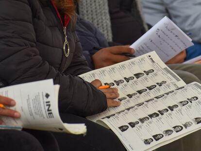 Una mujer sostiene una lista nominal de electores en las elecciones de Estado de México, en junio de 2021.
