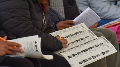 Ciudadanos en las casillas de Metepec, Estado de México, revisan la lista nominal para emitir su voto, en junio de 2023.