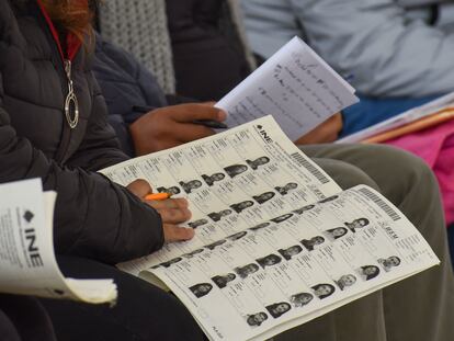 Ciudadanos en las casillas de Metepec, Estado de México, revisan la lista nominal para emitir su voto, en junio de 2023.