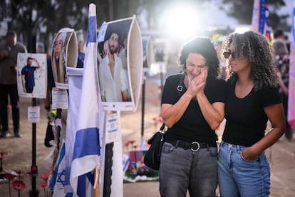 Una mujer llora en el memorial del Festival Nova para conmemorar el primer aniversario de los ataques de Hamás, este lunes en Reem, Israel. 