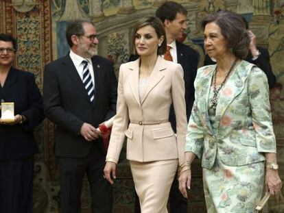 La reina Letizia y doña Sofía, durante el ceremonia de entrega de los premios del Real Patronato de Discapacidad.