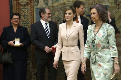 La reina Letizia y doña Sofía, durante el ceremonia de entrega de los premios del Real Patronato de Discapacidad.