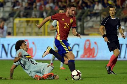 Saul Niguez en acción, supera a Axel Witsel.