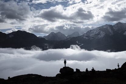 Una mujer mira el mar de niebla en Silvaplana (Suiza)