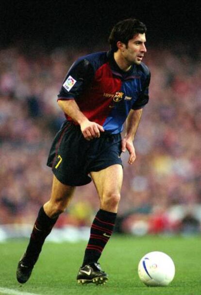 Figo controla el esférico en un partido del Barça de 1999.