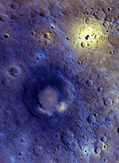 Imagen de la superficie de Mercurio, tomada desde la sonda <i>Messenger</i> y con los colores reforzados, con la zona amarillenta que puede ser un antiguo volcán.