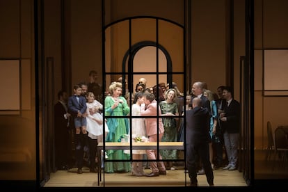 Boda de Aquiles (Alasdair Kent) e Ifigenia (Corinne Winters). A su derecha, Clitemnestra (Véronique Gens) y los niños Orestes y Electra.