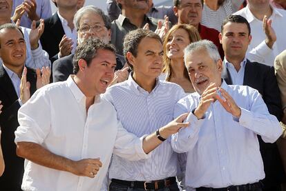 De izquierda a derecha, Juan Espadas, José Luis Rodríguez Zapatero y José Antonio Griñán, ayer, en Sevilla.