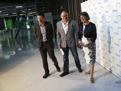 Rebordinos (centro), junto al director de Desarrollo de la Fundación Orona, Iñigo Marquet, y la directora de Servicios de la Corporación Orona, Ane Yarza.