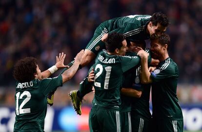 Los jugadores del Real Madrid celebran el segundo gol.