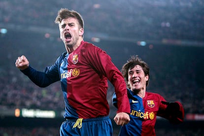 Piqué podrá despedirse de la afición durante el partido que el Barça jugará el sábado contra el Almería en el Camp Nou. El jugador siempre anunció que sería él quien tomaría la decisión de retirarse antes de que lo hicieran las circunstancias. En la imagen, el defensa del Barça (en primer plano) celebra un gol junto a Bojan, durante un encuentro de la Copa del Rey, en el Nou Camp, en 2009.