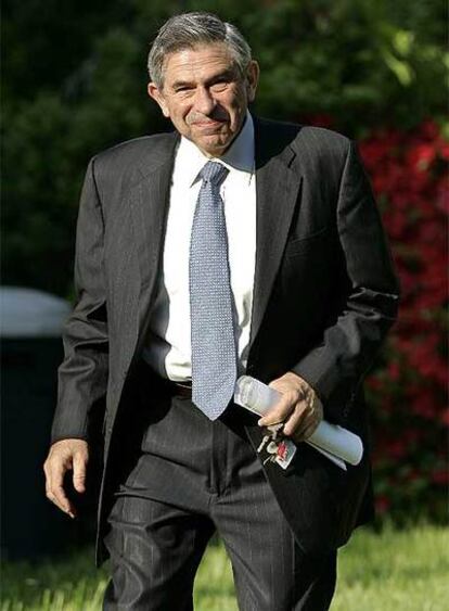 Paul Wolfowitz sale de su casa ayer, en Chevy Chase, Estado de Maryland.