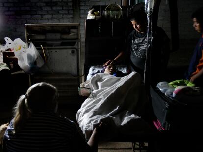 Una enferma terminal recibe tratamiento en su casa en Apatzingán, en el Estado de Michoacán.