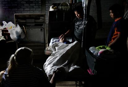 Una enferma terminal recibe tratamiento en su casa en Apatzingán, en el Estado de Michoacán.