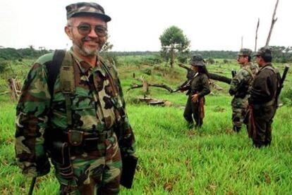 Raúl Reyes, jefe de las FARC ya fallecido, durante el fallido proceso de paz en Colombia.
