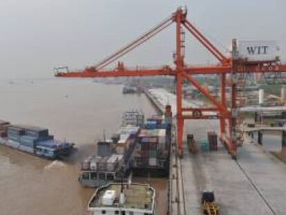 Vista del puerto para contenedores Yangluo en el río Yangtze, en la ciudad de Wuhan, en la provincia china de Hubei. EFE/Archivo
