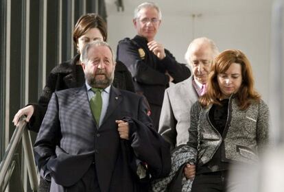 El alcalde de Lugo, con barba, a la salida del juzgado.