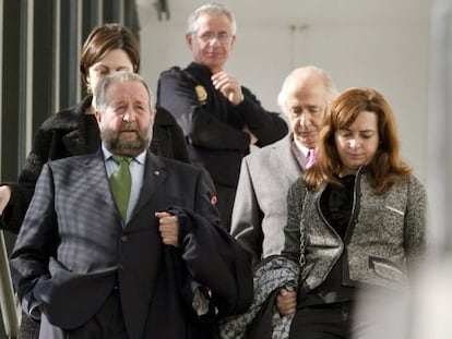 El alcalde de Lugo, con barba, a la salida del juzgado.