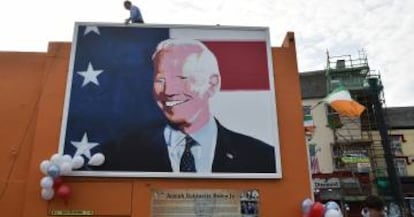 Mural con el rostro de Joe Biden.