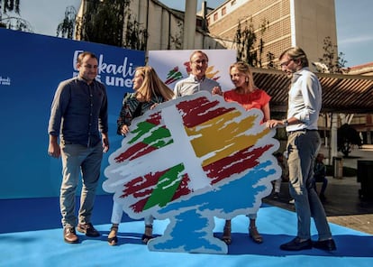 Alfonso Alonso, en el centro, en un acto en Bilbao con otros dirigentes del PP vasco.