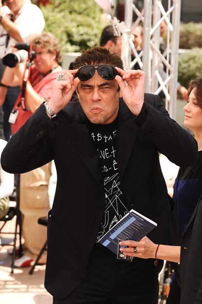 Benicio del Toro, miembro del jurado del festival, bromea ante las cámaras tras posar con los demás jueces