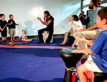 Clase de flamenco para niños en la estación de metro de Príncipe Pío.