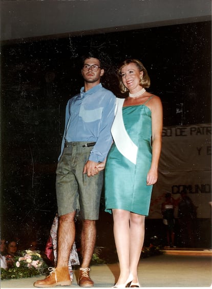 Esperanza Aguirre, entonces concejal del Ayuntamiento, durante el desfile anti-Cibeles organizado por López-Rey en Orcasitas en los primeros años 90.