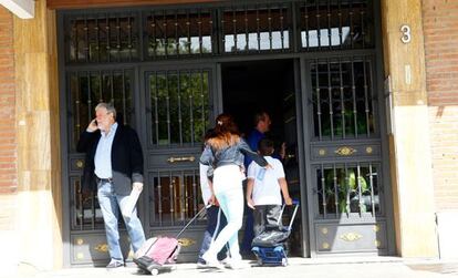 Unos vecinos acceden al portal del edificio donde se encuentra la casa escenario de los crímenes del pederasta.