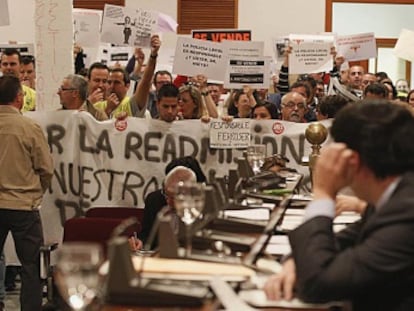 Manifestantes en el pleno de Ayuntamiento de C&oacute;rdoba. 