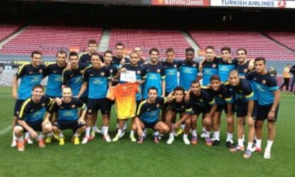La plantilla del Barça posa con una camiseta de apoyo.