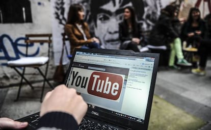 Un usuario consulta Youtube en Estambul. 