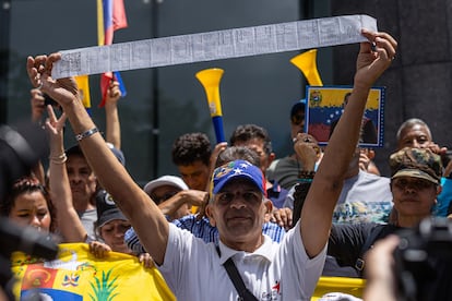 Un hombre muestra una papeleta del Consejo Nacional Electoral (CNE) de Venezuela con los resultados de una mesa de votación en Caracas.