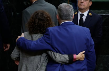 La vicepresidenta primera y ministra de Hacienda, María Jesús Montero, y el  secretario de organización del PSOE, Santos Cerdán, a su salida del pleno del Congreso del 21 de noviembre.