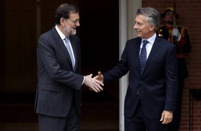 Los presidentes Mariano Rajoy y Maricio Macri se saludan en el Palacio de la Moncloa, en febrero de 2017.