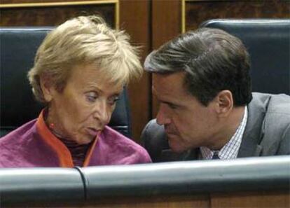 La vicepresidenta del Gobierno, María Teresa Fernández de la Vega, hoy en el Congreso junto al ministro de Justicia, Juan Fernando López Aguilar.