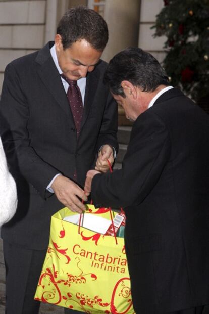 Zapatero ha recibido esta mañanA en el Palacio de la Moncloa al presidente de Cantabria, Miguel Ángel Revilla.