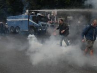 Policías antidisturbios utilizan un cañón de agua para dispersar a los manifestantes durante una protesta contra las políticas del Banco Central Europeo (BCE) en Nápoles (Italia) hoy.