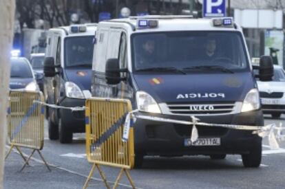 Furgón policial en el que ha llegado al juzgado Miguel Ángel Flores.