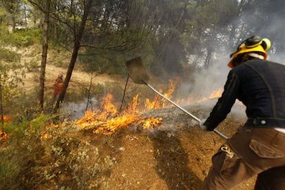 A man fights to put out the blaze in La Torre de les Ma&ccedil;anes (Alicante).