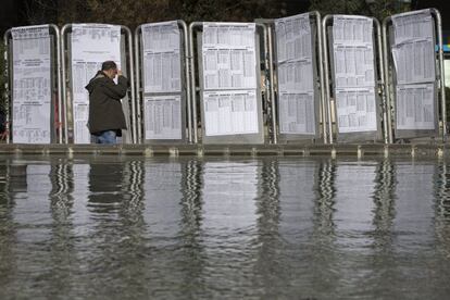 Un hombre observa información electoral en Atenas el viernes 23.