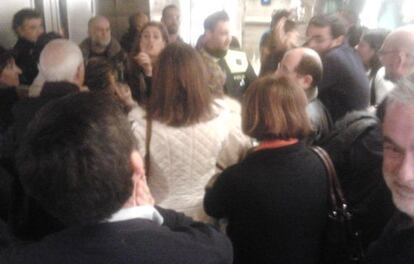 Decenas de espectadores protestan ante la policía en el teatro Fernán Gómez.