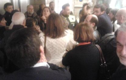 Decenas de espectadores protestan ante la polic&iacute;a en el teatro Fern&aacute;n G&oacute;mez.